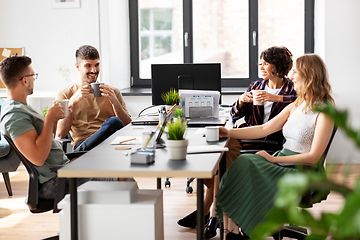 Image showing team of startuppers drinking coffee at office