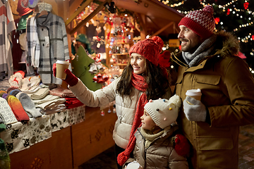 Image showing family with takeaway drinks at christmas market