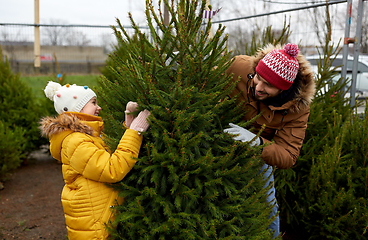 Image showing happy family choosing christmas tree at market