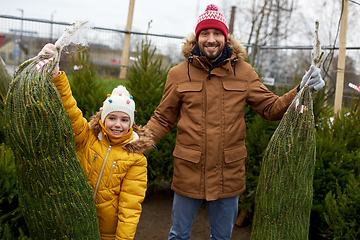 Image showing happy family buying christmas tree at market