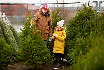 Image showing happy family choosing christmas tree at market