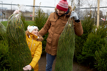 Image showing happy family buying christmas tree at market