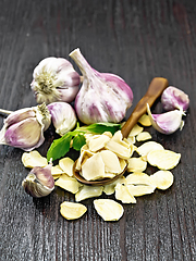 Image showing Garlic dried in spoon on wooden board