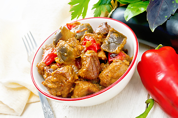 Image showing Meat with eggplant and pepper in bowl on table