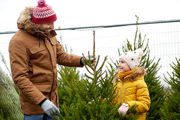 Image showing happy family choosing christmas tree at market