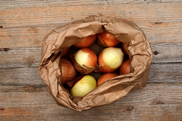 Image showing onion bulbs in a kraft paper bag 