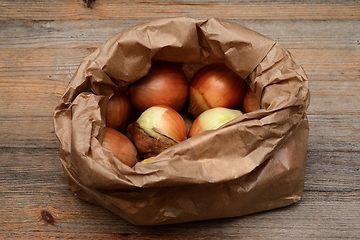 Image showing onion bulbs in a kraft paper bag