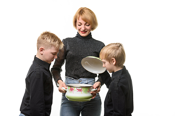 Image showing Mom made soup, the kids opened the pot and didn't like the food