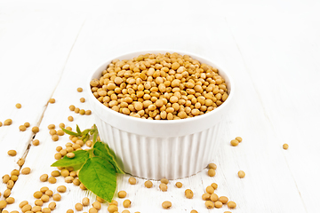 Image showing Soybeans in bowl with leaf on board