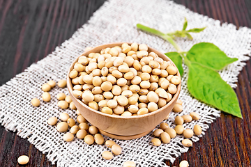 Image showing Soybeans in wooden bowl with leaf on board