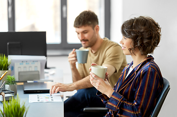 Image showing team of startuppers drinking coffee at office