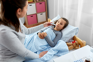 Image showing mother and sick daughter measuring temperature