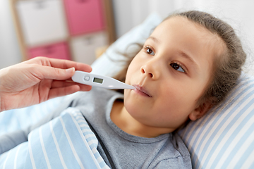 Image showing mother and sick daughter measuring temperature