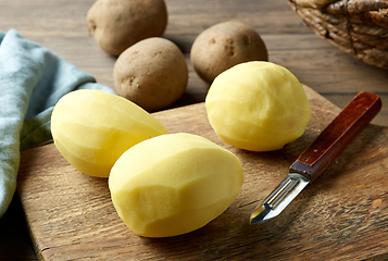 Image showing raw peeled potatoes