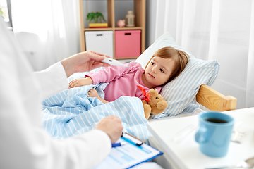 Image showing doctor measuring sick girl's temperature