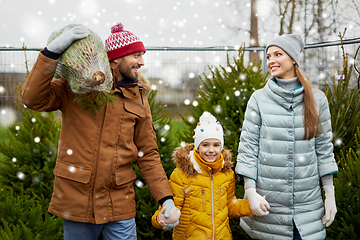 Image showing happy family buying christmas tree at market