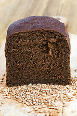 Image showing half a black loaf