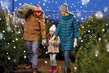 Image showing happy family buying christmas tree at market