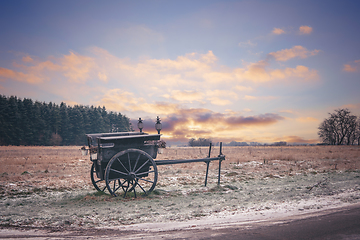 Image showing Old settlers wagon standing in the frost