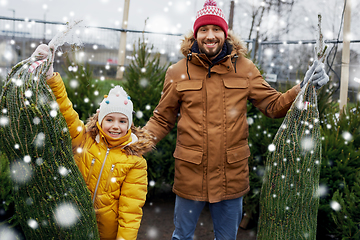 Image showing happy family buying christmas tree at market