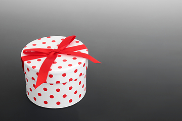 Image showing  Polka Dot Round Shaped Gift Box