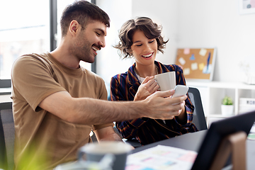 Image showing team of startuppers drinking coffee at office