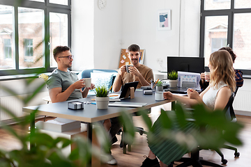 Image showing team of startuppers drinking coffee at office