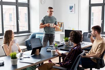 Image showing team of startuppers drinking coffee at office