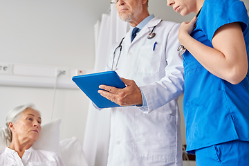 Image showing doctors with table pc and senior woman at hospital