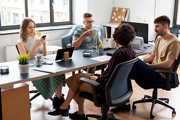 Image showing team of startuppers drinking coffee at office