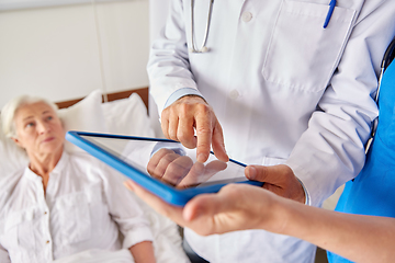 Image showing doctors with table pc and senior woman at hospital