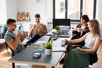 Image showing team of startuppers drinking coffee at office