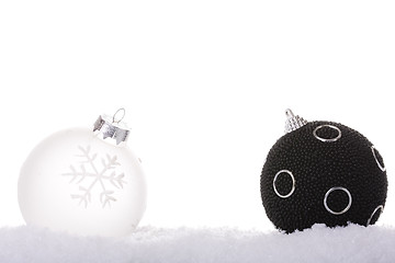 Image showing black and white christmas ball