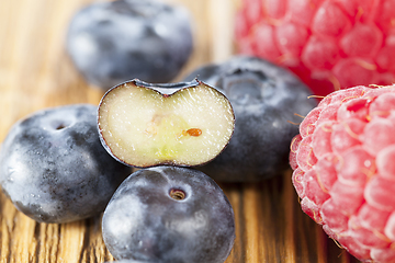 Image showing ripe raspberries and blueberries