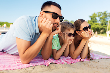 Image showing family lying on summer beach