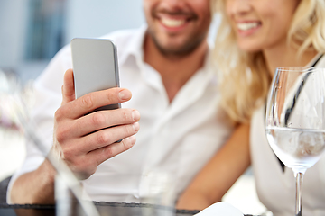 Image showing happy couple taking selfie with smatphone at cafe