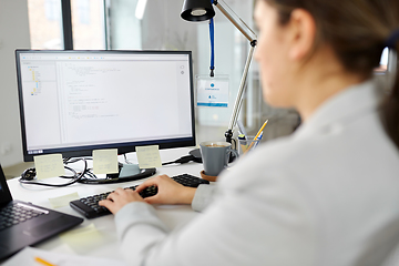 Image showing businesswoman with computer working at office