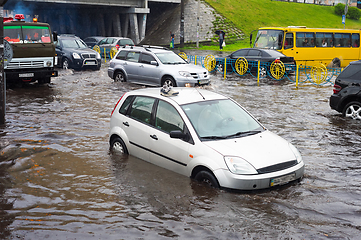 Image showing Traffic on flooded city road