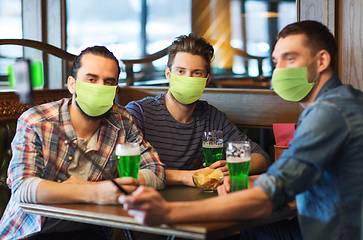 Image showing friends take selfie and drinking green beer at bar