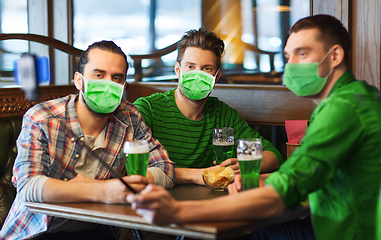 Image showing friends take selfie and drinking green beer at bar