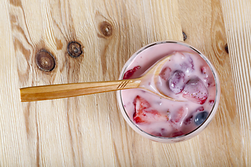 Image showing ripe blueberries in yogurt