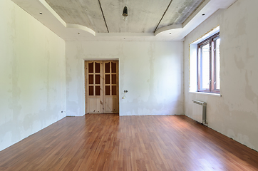 Image showing The interior of an empty room with a fine renovation, a laminate is laid on the floor