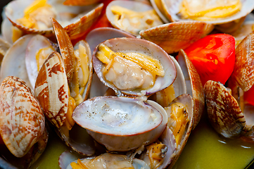 Image showing fresh clams on an iron skillet