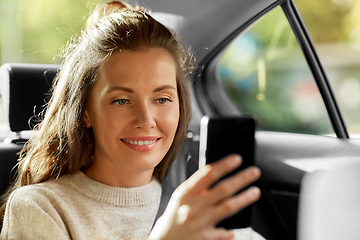 Image showing woman in car using smartphone