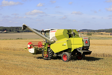 Image showing Claas Avero 160 Combine Harvester in Field