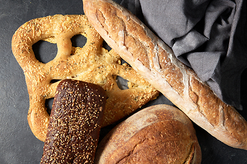 Image showing close up of different bread on kitchen towel