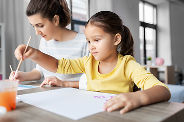 Image showing mother with little daughter drawing at home