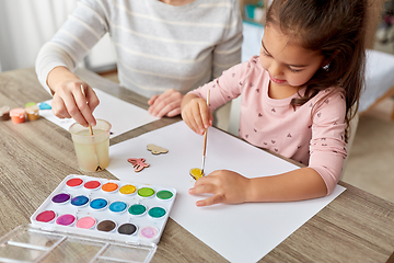 Image showing mother with little daughter drawing at home