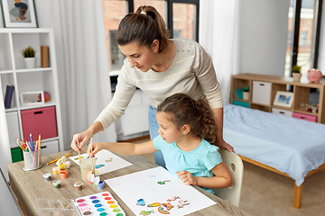 Image showing mother with little daughter drawing at home