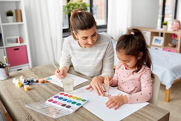 Image showing mother with little daughter drawing at home